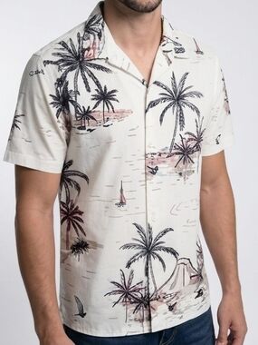 Casual Tropical Ivory Palm Island Sailboat Print Short Sleeve Shirt Men's Large
